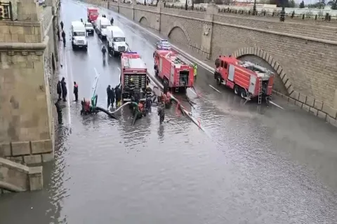 Bakının bir çox ərazilərində hələ də suyun çəkilməsi 