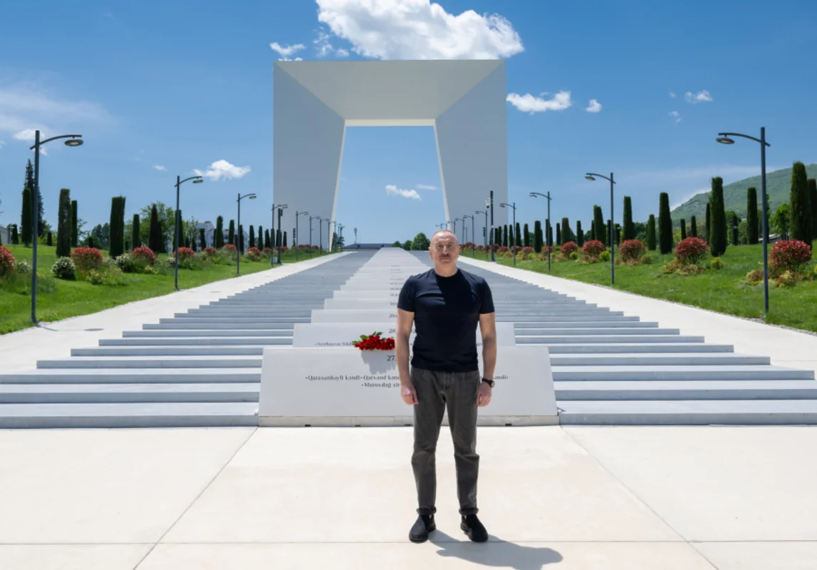 İlham Əliyev Xankəndidə Zəfər tağının önünə 