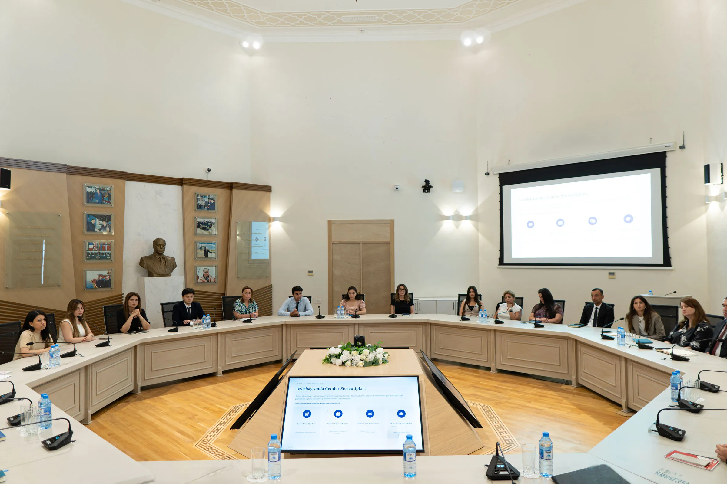 “Dövlət qulluğunda gender bərabərliyi” mövzusunda