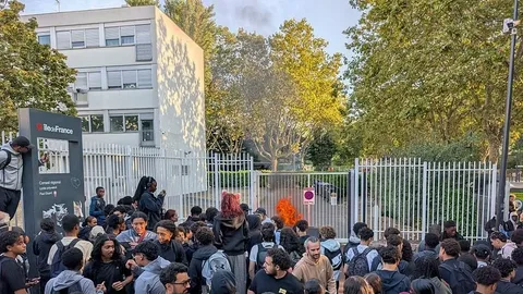 Fransada etirazlar: 400-dən çox məktəb 