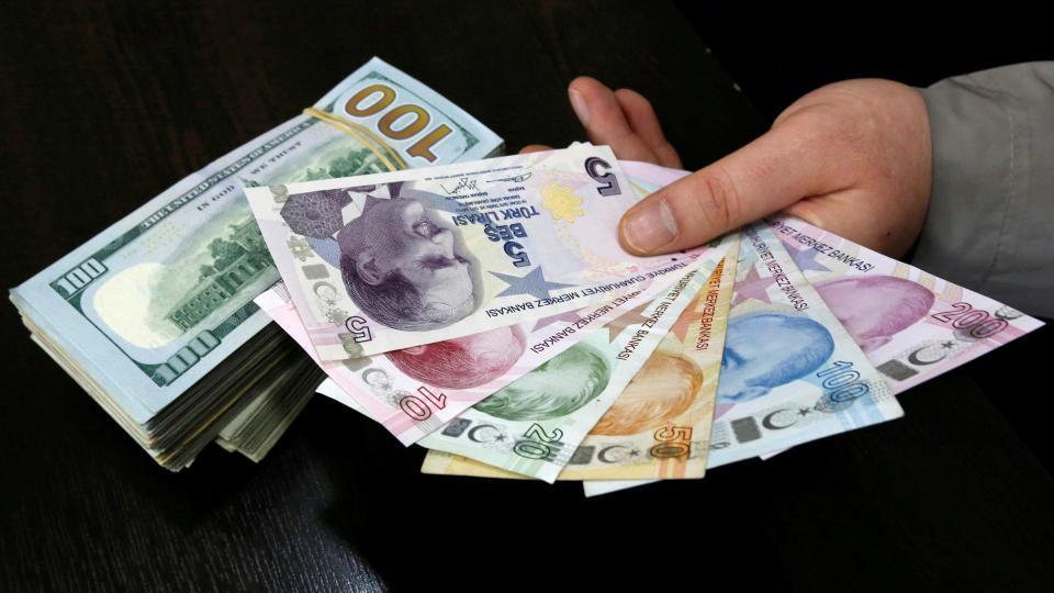 Lirə dəyərdən düşür -