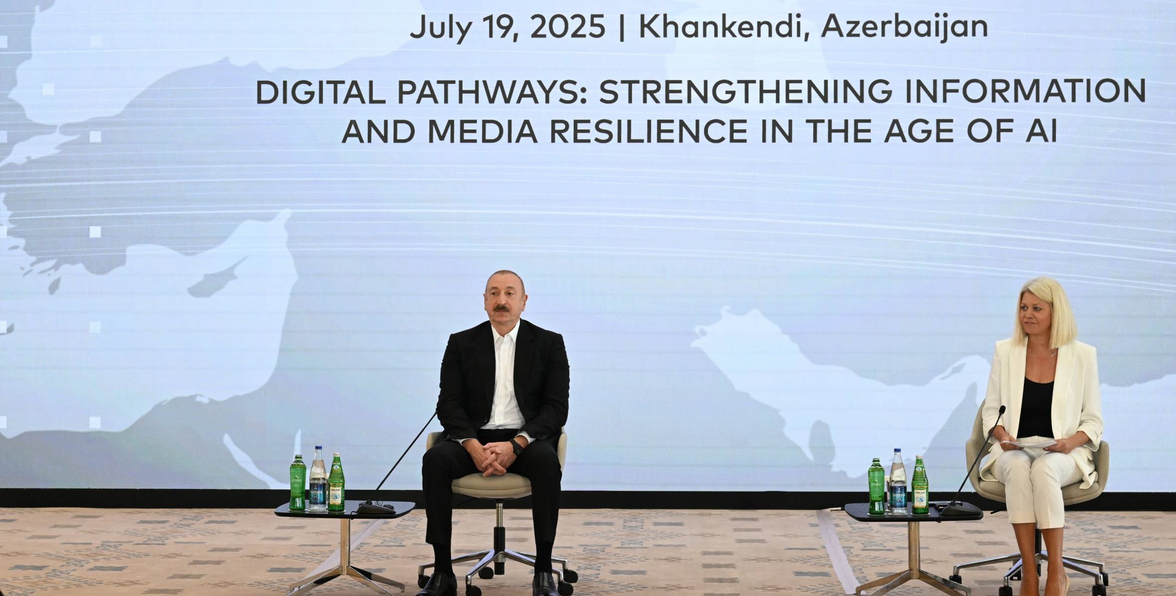 III Şuşa Qlobal Media Forumunun iştirakçıları ilə