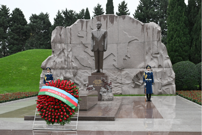 İlham Əliyev və ailəsi Heydər Əliyevin məzarını ziyarət edib