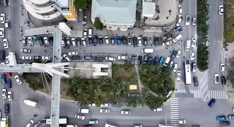 Bakıda ən sıx yollardan birində avtobus zolağı 