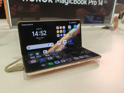 Honor Magic V6 qatlanan smartfonunun