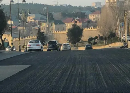 Bakıda bir çox yerlərdə avtomobil yolları 