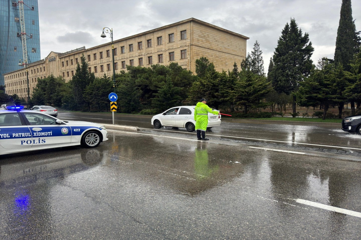 Yol polisi sürücülərə və piyadalara 