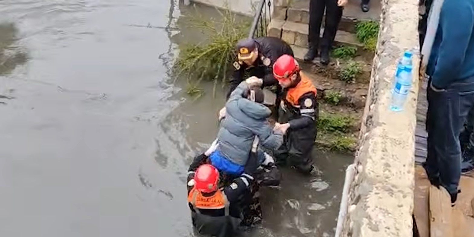 Kollektorda qəza evləri su altında qoyub, 