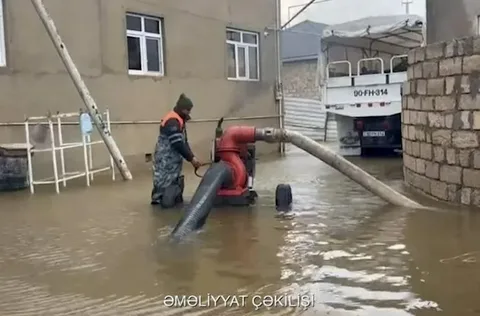 Bakıda su basmış ərazilərdən hələ də suyun çəkilməsi 