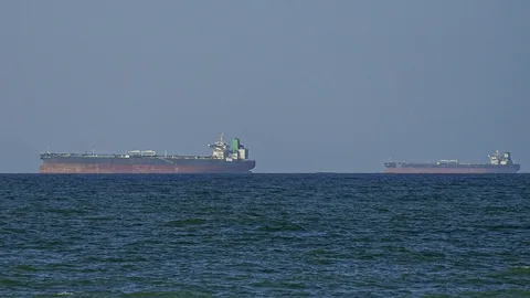 İki tanker Hörmüz boğazından keçməyə çalışır: 