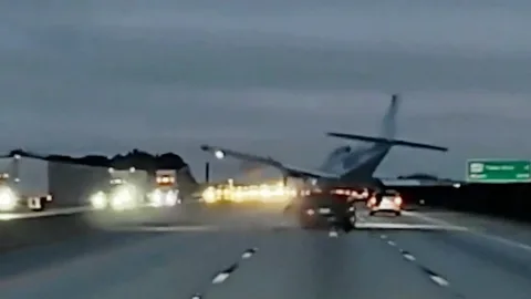 United Airlines təyyarəsi Nyuarkda eniş zamanı