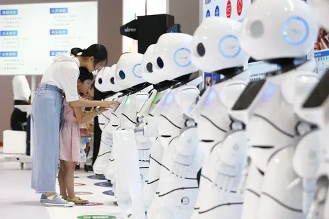Yapon şirkətlərinin üçdə biri artıq süni intellekt robotlarından 