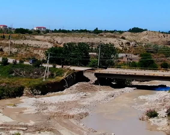 Ataçay çayı üzərindəki körpüdə hərəkət 