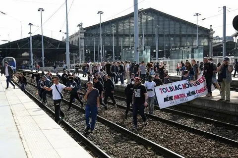 Fransada dəmiryolçuların irimiqyaslı tətili qatarların hərəkətini 