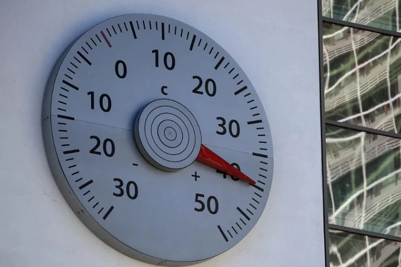 Fransada rekord istilər fermaları və elektrik şəbəkələrini 