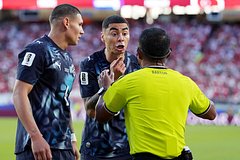 Paraqvaylı futbolçu ağzını örtərək danışdığı üçün 