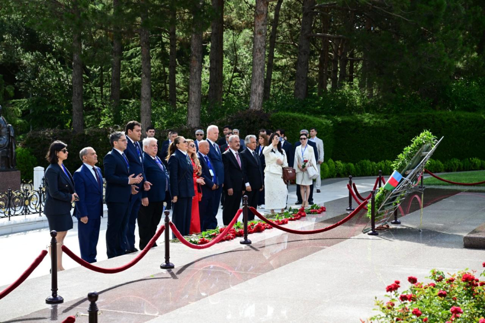 Beynəlxalq konqresin iştirakçıları Fəxri xiyabanda Ulu Öndərin məzarını 