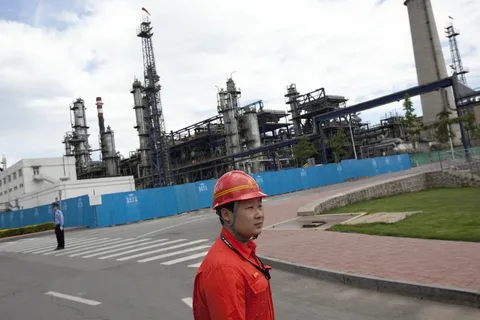 Çində neft emalı son 6 ilin ən aşağı