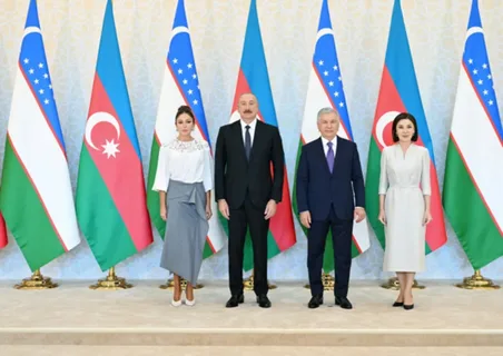 Azərbaycan ilə Özbəkistanın prezidentləri və birinci xanımları Buxarada İsmayıl Samani türbəsi ilə 