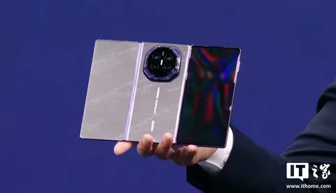 Huawei üçqat qatlanan yeni flaqman smartfonu Mate XT2-ni 