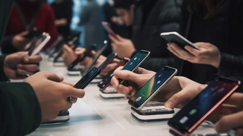 İstehlakçılar smartfonlarını daha tez-tez 