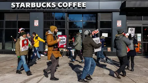 Starbucks ABŞ və Kanadada 250-yə yaxın filialını bağlayacaq