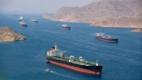 Hörmüz boğazında məhdudiyyətlər tanker tariflərini 