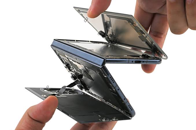 Qatlanan iPhone Duo modelinin təmir imkanları